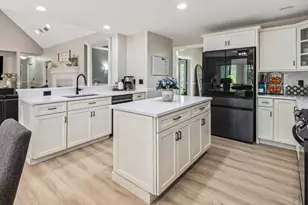 33 Smallwood Cir, Boylston, MA 01505 - Photo 8