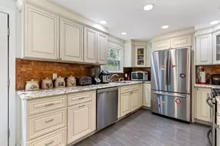 542 Commonwealth Ave, Newton, MA 02459 - Photo 6