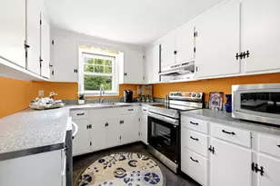 87 Harlow Dr, Amherst, MA 01002 - Photo 4