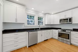 9 Cedar St, Marblehead, MA 01945 - Photo 6
