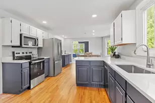 17 Blackthorne Cir, Hopkinton, MA 01748 - Photo 4