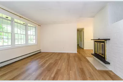 33 Eisenhower Rd, Framingham, MA 01701 - Photo 4