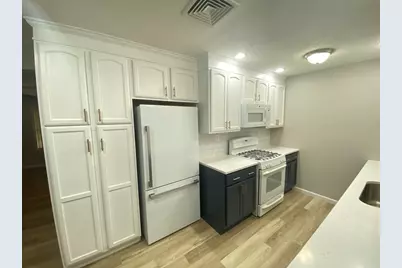 915 Bradley Road, Springfield, MA 01109 - Photo 6