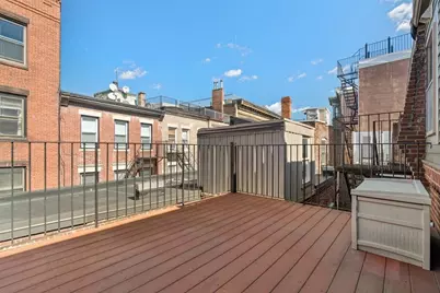 11 Wiget St #4, Boston, MA 02113 - Photo 4