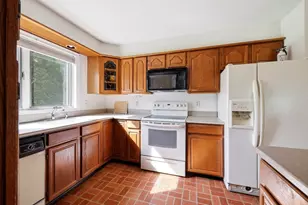 401 Fairway Village, Northampton, MA 01053 - Photo 6