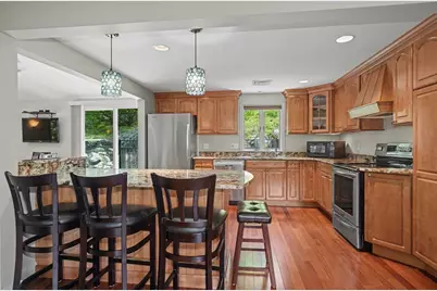 28 Edgemere St, Melrose, MA 02176 - Photo 8