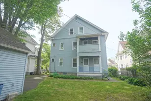 8 Vermont St, Springfield, MA 01108 - Photo 4
