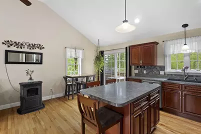 352 Durfee St, Southbridge, MA 01550 - Photo 6
