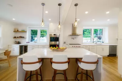 37 Oakland St, Wellesley, MA 02481 - Photo 2