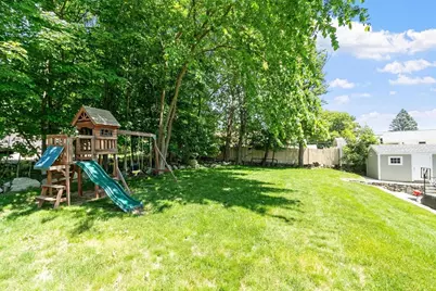 15 Bennett St, Hudson, MA 01749 - Photo 4