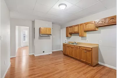 194 Lyman St 3rd FL #15, Holyoke, MA 01040 - Photo 4