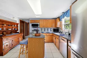 29 Hudson St, Springfield, MA 01118 - Photo 6