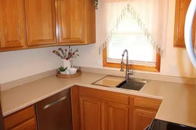 28 State St, Chicopee, MA 01013 - Photo 6