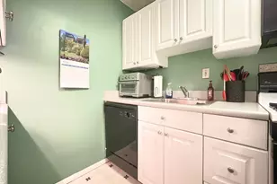 2 Hawthorne Pl, Boston, MA 02114 - Photo 8
