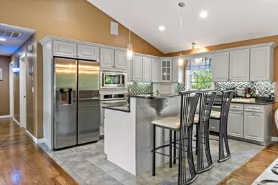 1084 Laurel St, Fall River, MA 02721 - Photo 12