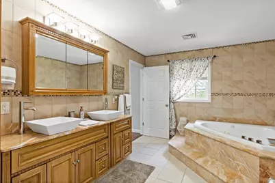 1084 Laurel St, Fall River, MA 02721 - Photo 10