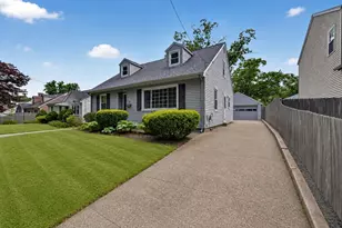 82 Parkside Ave, Pawtucket, RI 02861 - Photo 2