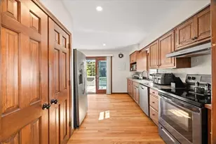 43 Tucker St, Fall River, MA 02724 - Photo 4