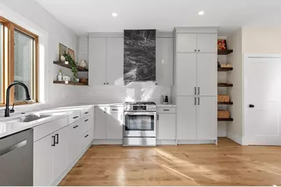 8 Bolton Pl, Boston, MA 02129 - Photo 8