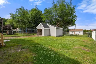 26 Vernon St, Holyoke, MA 01040 - Photo 36