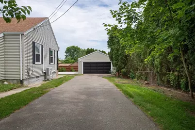 27 Suffolk Ave, Dartmouth, MA 02747 - Photo 32