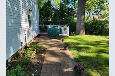 235 Chalmers St, Springfield, MA 01118 - Photo 4