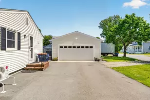 131 Spring St, Fairhaven, MA 02719 - Photo 2