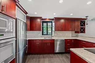 100 Ledgewood Dr, Stoneham, MA 02180 - Photo 8