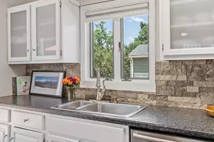95 Haseltine St, Haverhill, MA 01835 - Photo 6