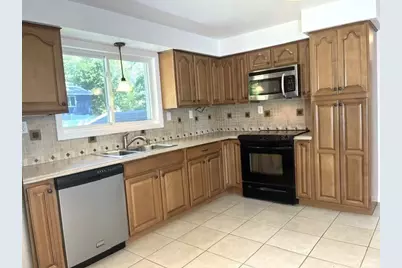 110 Longmeadow Dr, Lowell, MA 01852 - Photo 8