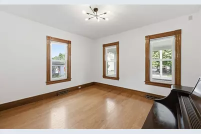 70 Sycamore St, Holyoke, MA 01040 - Photo 8