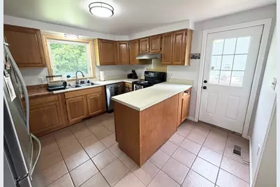 28 Armory Ln, Southbridge, MA 01550 - Photo 4