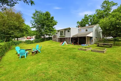 346 Newhouse St, Springfield, MA 01118 - Photo 2