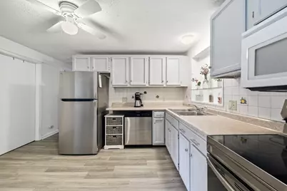 346 Newhouse St, Springfield, MA 01118 - Photo 4