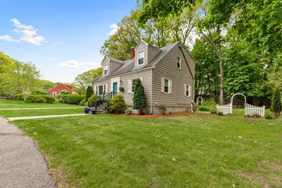 31 Hiawatha Rd, Woburn, MA 01801 - Photo 2