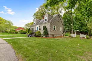 31 Hiawatha Rd, Woburn, MA 01801 - Photo 2