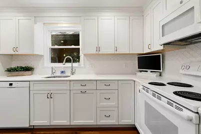 31 Hiawatha Rd, Woburn, MA 01801 - Photo 6