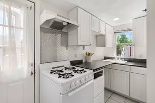 21 Hawkes St, Marblehead, MA 01945 - Photo 6