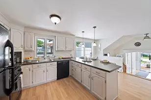 37 Davis St, Mansfield, MA 02048 - Photo 2