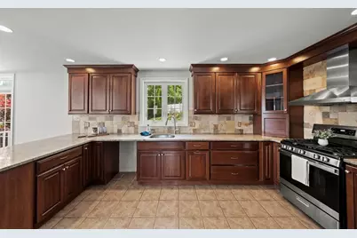8 Woods Hill Cir, Woburn, MA 01801 - Photo 8