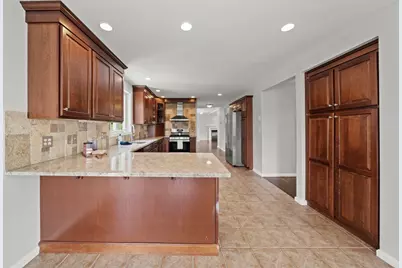 8 Woods Hill Cir, Woburn, MA 01801 - Photo 10