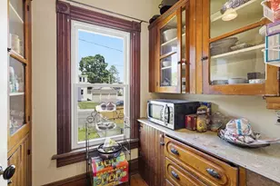 382 Pleasant St, Holyoke, MA 01040 - Photo 12