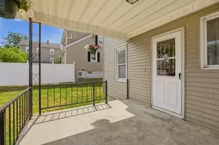 124 Woodman St, Fall River, MA 02724 - Photo 8