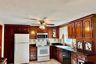 60 Carousel Dr, Millbury, MA 01527 - Photo 2