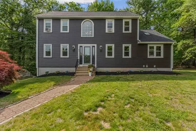 42 Brookside Dr, Uxbridge, MA 01569 - Photo 2