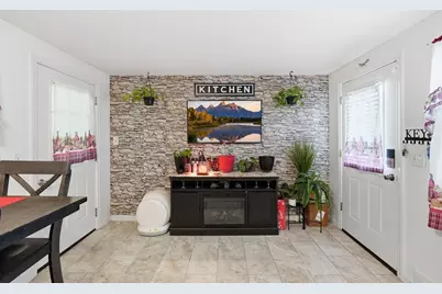 23 Smith St, Chicopee, MA 01020 - Photo 6