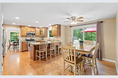 39 Jackson Cir, Franklin, MA 02038 - Photo 4