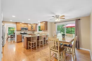 39 Jackson Cir, Franklin, MA 02038 - Photo 4