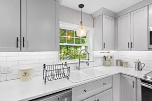 7 Intervale St, Woburn, MA 01801 - Photo 16