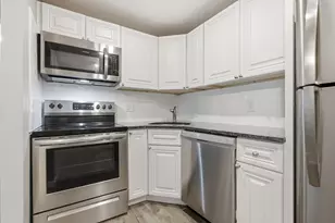 13 Hallmark Garden, Burlington, MA 01803 - Photo 2